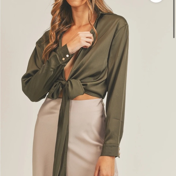 MABLE Jennifer SATIN Olive Tie-Front Blouse Medium - Picture 2 of 9